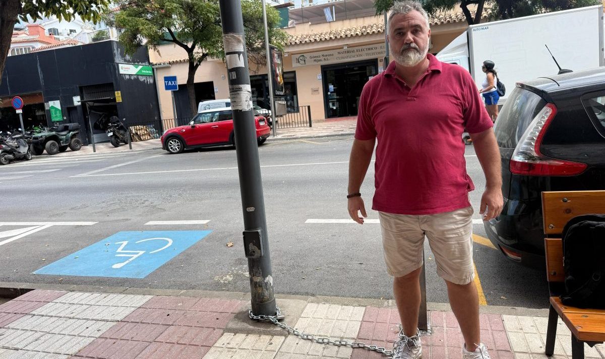 La hija del hombre encadenado en Marbella responde: “Es un maltratador, la justicia nos ha dado la razón” - ivan lovati encadenado juzgado marbella e1753803000531 ivan lovati encadenado juzgado marbella