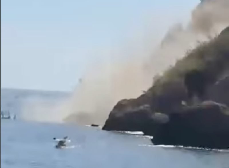 Brutal susto para los amantes del 'kayak' en Maro, Nerja, tras un desprendimiento de rocas - maro rocas nerja desprendimiento kayak Un momento del desprendimiento de rocas en Maro / @visitamaro