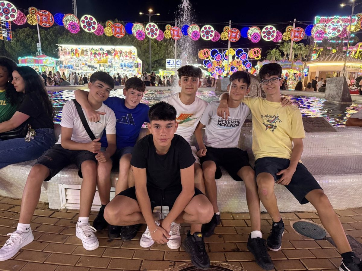 Día del Niño: estos son los precios de las atracciones de la Feria de Estepona - ninos feria Estepona 2025 julio Jóvenes disfrutando del primer día de Feria de Estepona. / D.MACÍAS