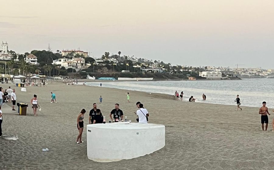Denunciados varios jóvenes por consumo de alcohol y posesión de drogas en una playa de Mijas - policia local mijas playa e1753081390756 policia local mijas playa