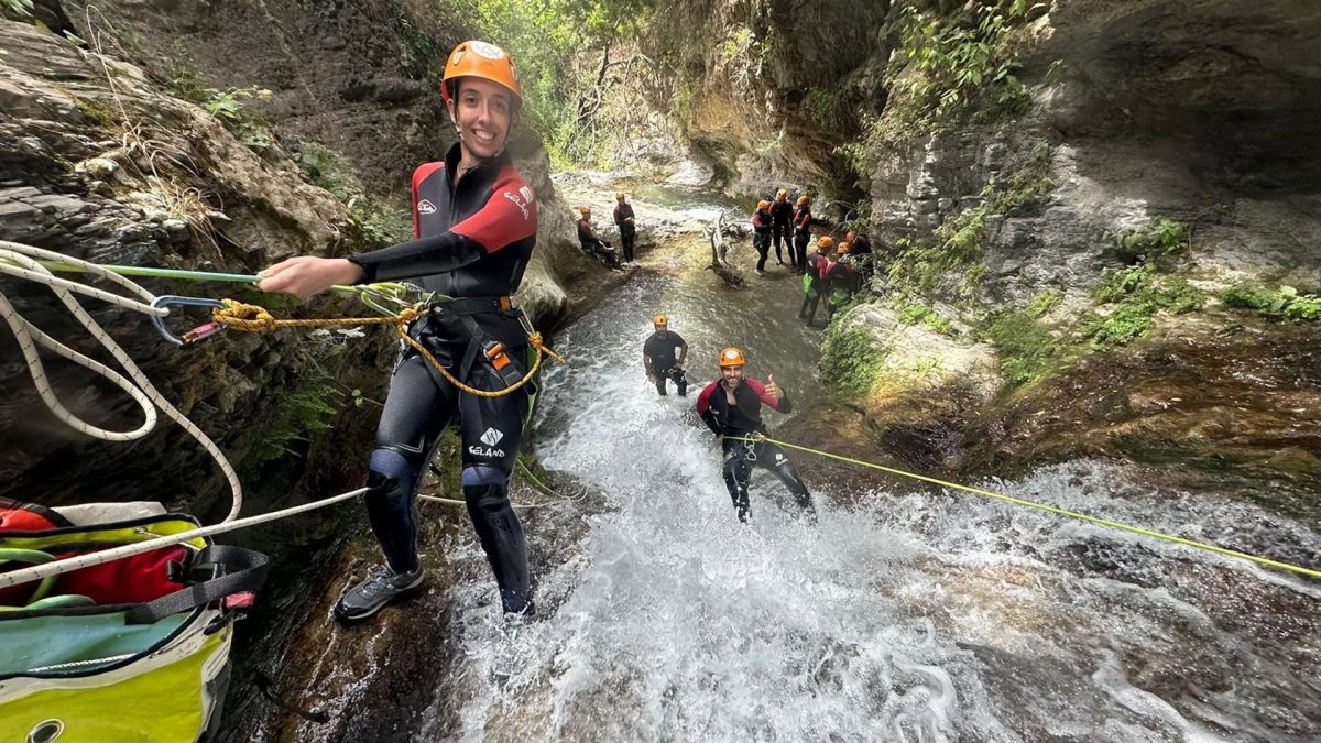 Más de 2.000 jóvenes participan en las actividades de aventura y ocio del programa Veranea 2025 - Barranquismo Barranquismo en una imagen de archivo