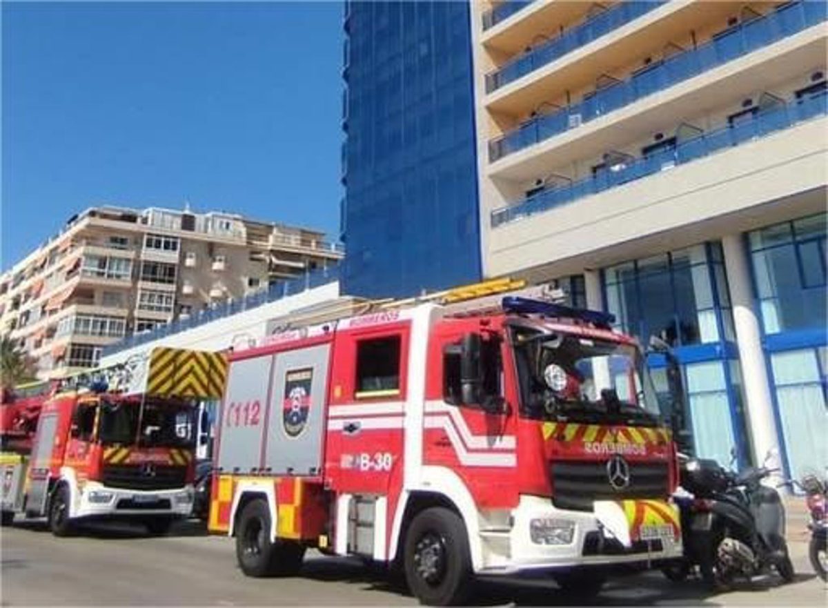 Desalojado en prevención un hotel de Fuengirola por un incendio que se salda sin heridos - Bomberos Fuengirola Desalojado en prevención un hotel de Fuengirola por un incendio que se salda sin heridos.