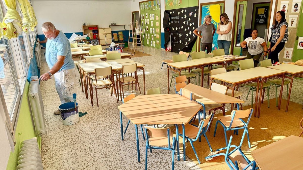 Antequera avanza ya en un 75% las labores de mantenimiento en colegios públicos durante el verano - Colegios Antequera La teniente de alcalde portavoz del equipo de gobierno, Ana Cebrián; la teniente de alcalde de Obras y Mantenimiento, Teresa Molina; y la concejal de Educación, Sara Ríos, visitan trabajos en colegios
