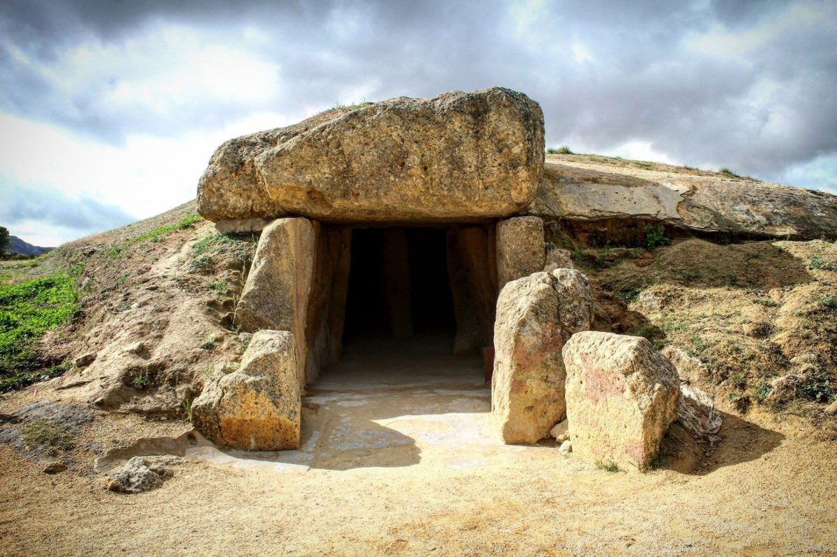 La Junta publica una 'biografía' explicativa sobre los Dólmenes de Antequera - Dolmenes Antequera Nuevo estudio de los Dólmenes revela creatividad y conocimiento científico que tenían sociedades neolíticas