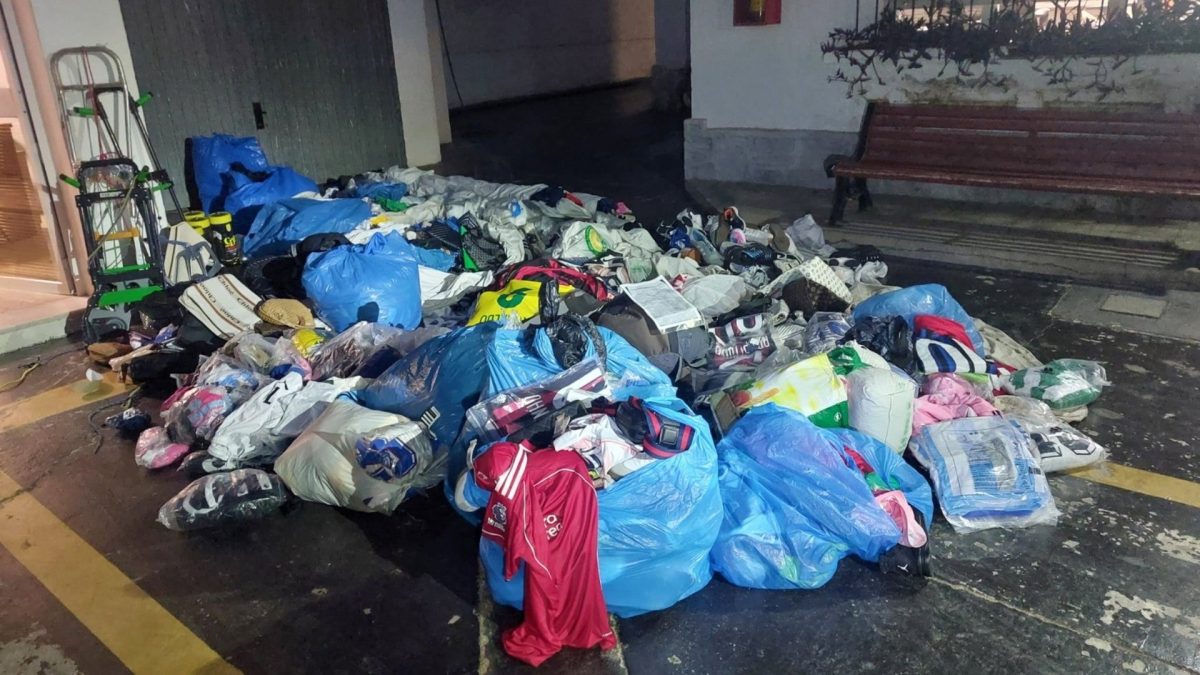Intervenidos 2.300 artículos procedentes de la venta ambulante ilegal en Torremolinos y Benalmádena - Intervenido material Intervenidos 2.300 artículos procedentes de la venta ambulante ilegal en Torremolinos y Benalmádena.