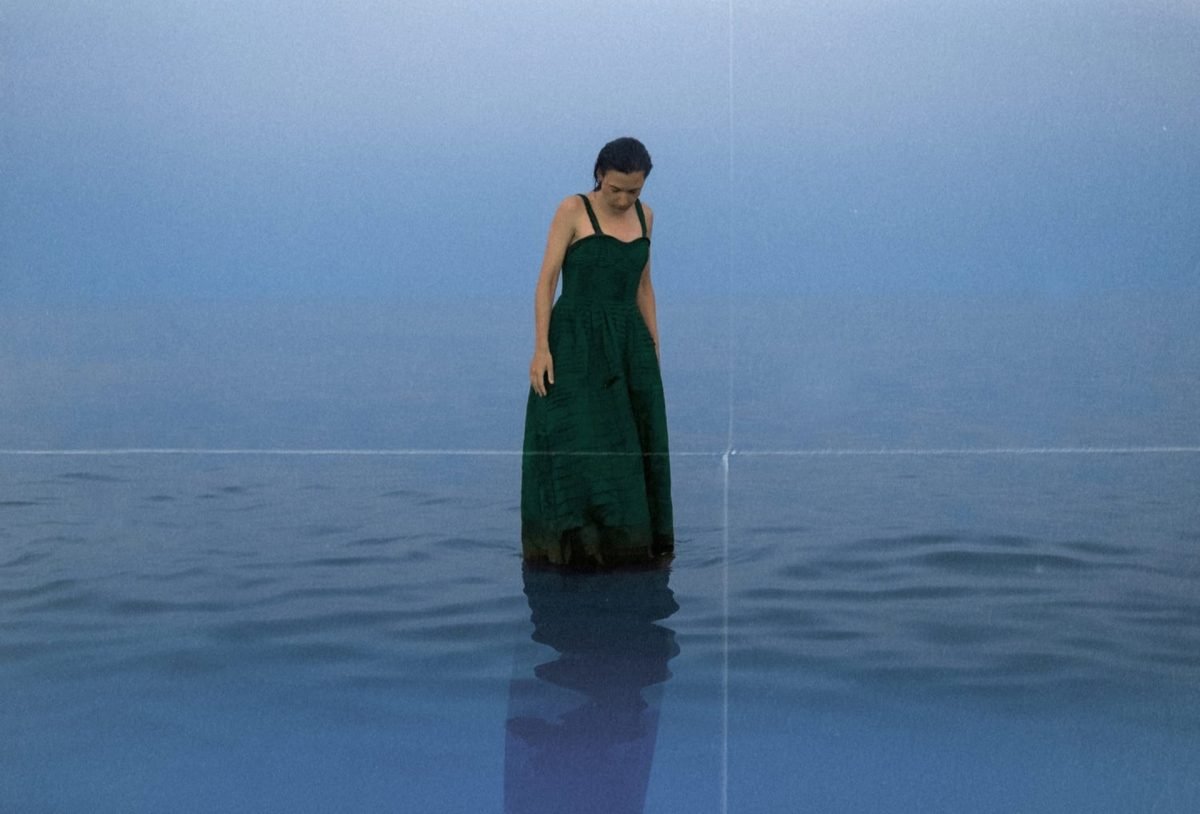 'La Obra del Mar', una 'performance' de un día cotidiano en la playa de la mano de Alessandra García - La Obra del Mar La artista Alessandra García, que lleva a cabo la performance La Obra del Mar.