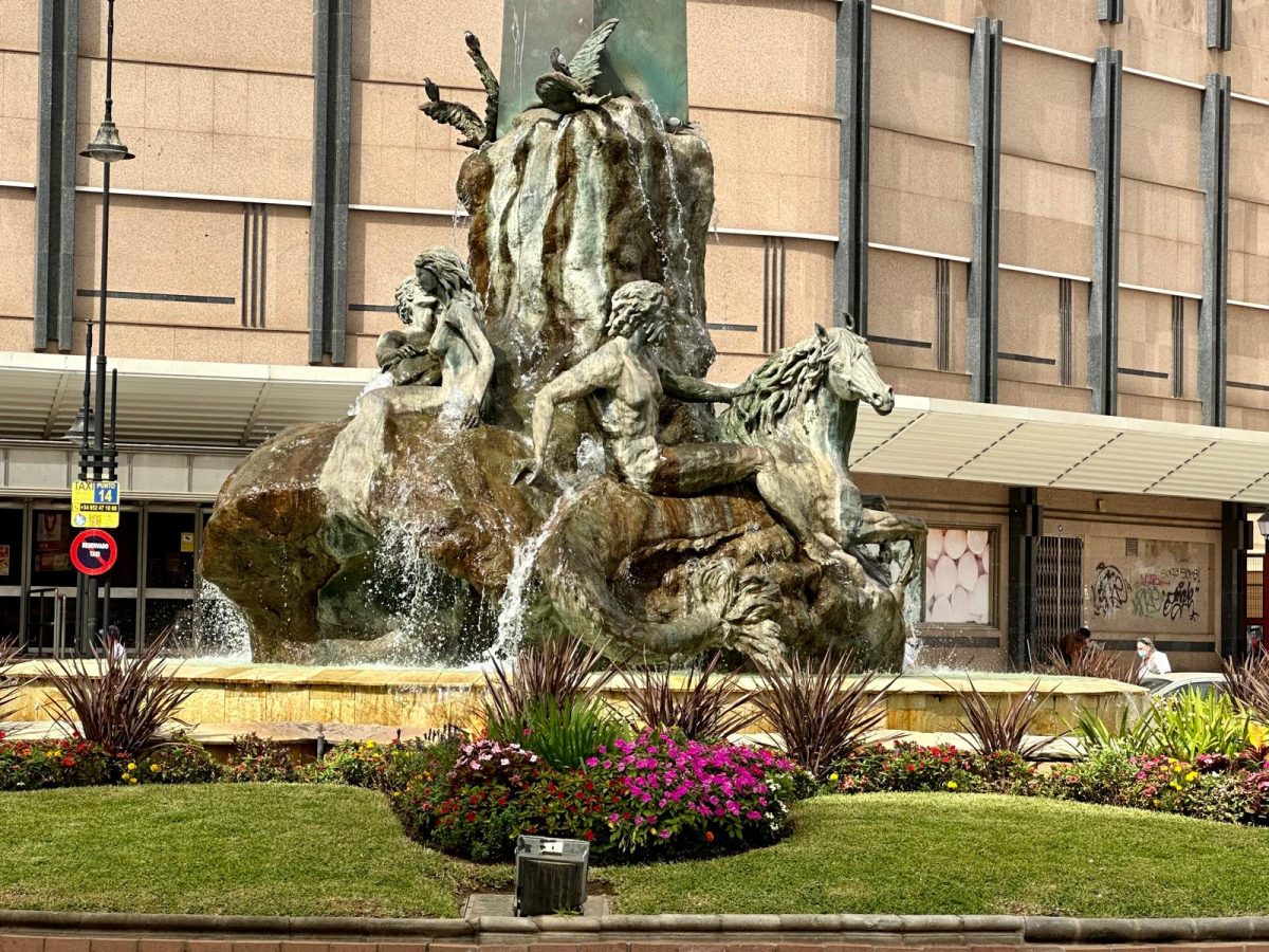 Murales, fuentes y cañones: Fuengirola invierte más de 240.000 euros en restaurar su historia - La fuente de Mare Nostrum sera reparada La fuente de Mare Nostrum será reparada