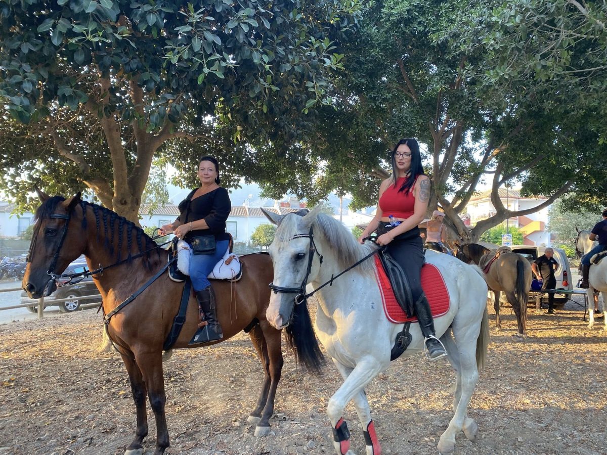 Mijas cabalgará bajo la luna llena en una de sus rutas ecuestres más especiales - Mijas caballos Dos participantes ruta Mijas