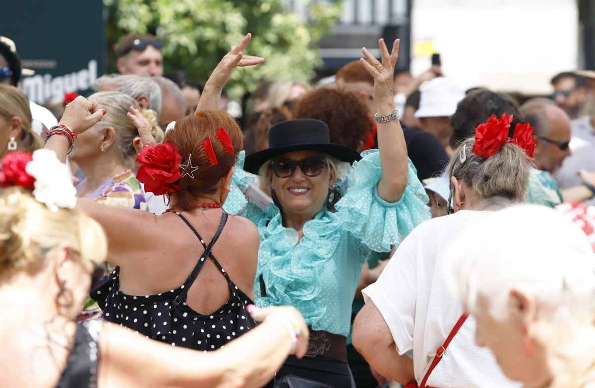 Más de un millón y medio de desplazamientos durante la Feria, un 2,6% más con respecto al 2024 - Mujeres bailando Mujeres bailando Feria Málaga