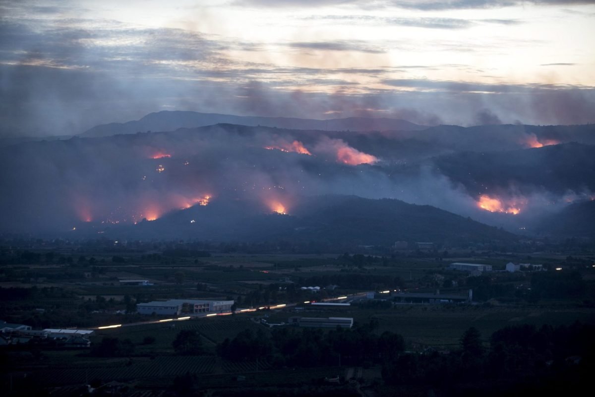 Bomberos malagueños se desplazan a Ourense para luchar contra los incendios que están arrasando Galicia - Ourense incendio forestal Monterrei Ourense incendio forestal Monterrei