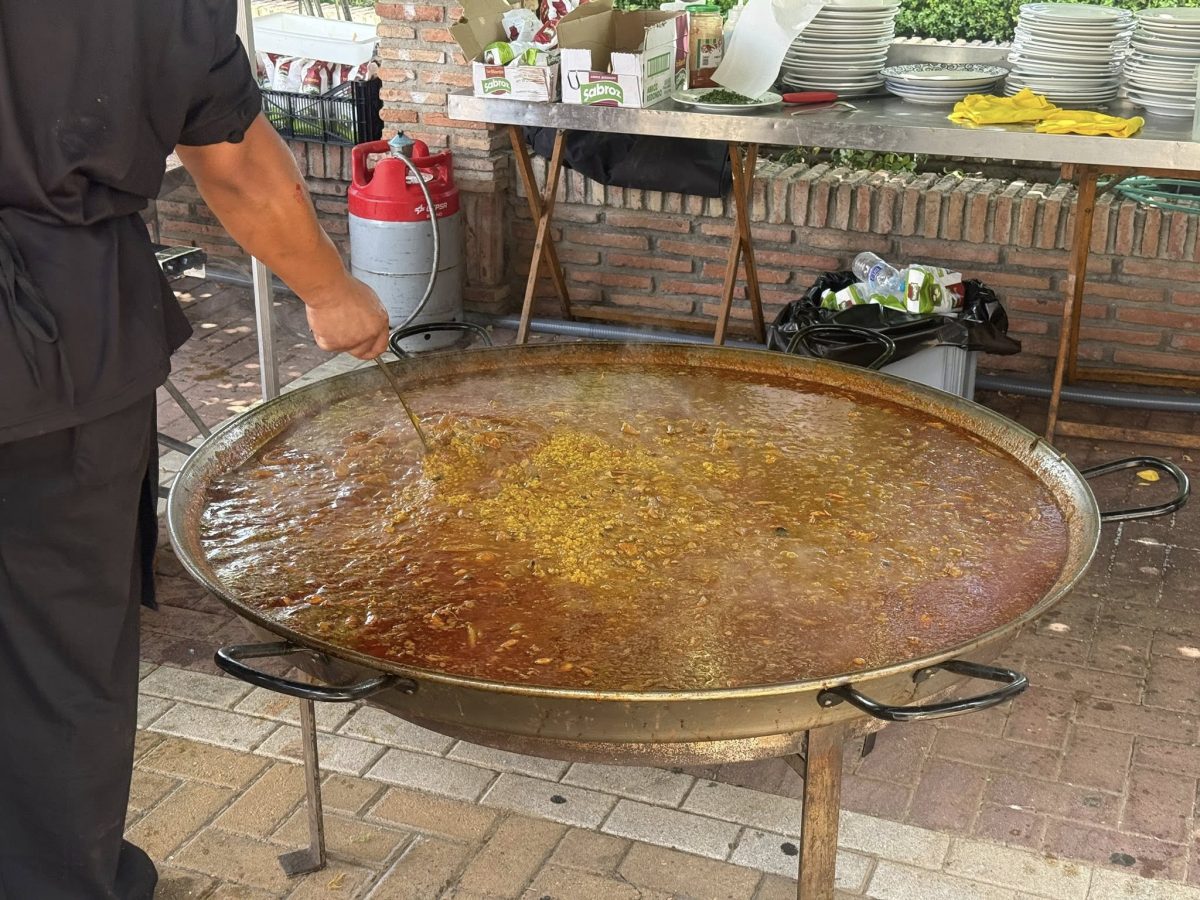 Los vecinos de Cancelada siguen disfrutando de su Feria y este sábado ha tocado paella gratis - Paella Cancelada Paella Cancelada
