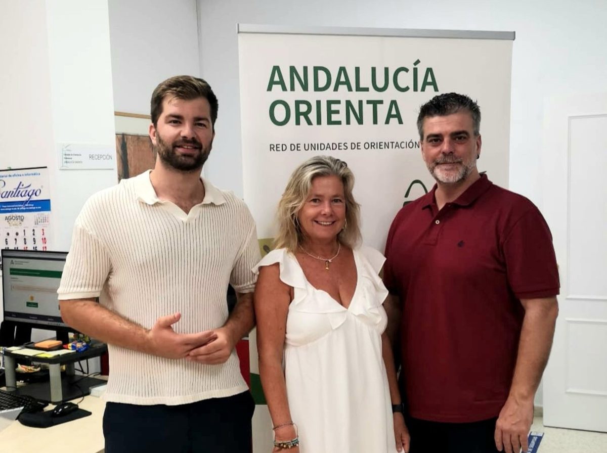 Rincón de la Victoria impulsa una convocatoria de 'Andalucía Orienta' para personas desempleadas - Rincon de la Victoria El concejal del Área de Empleo de Rincón de la Victoria, Ignacio Cuadra, con dos técnicos que impartirán 'Andalucía Orienta'.