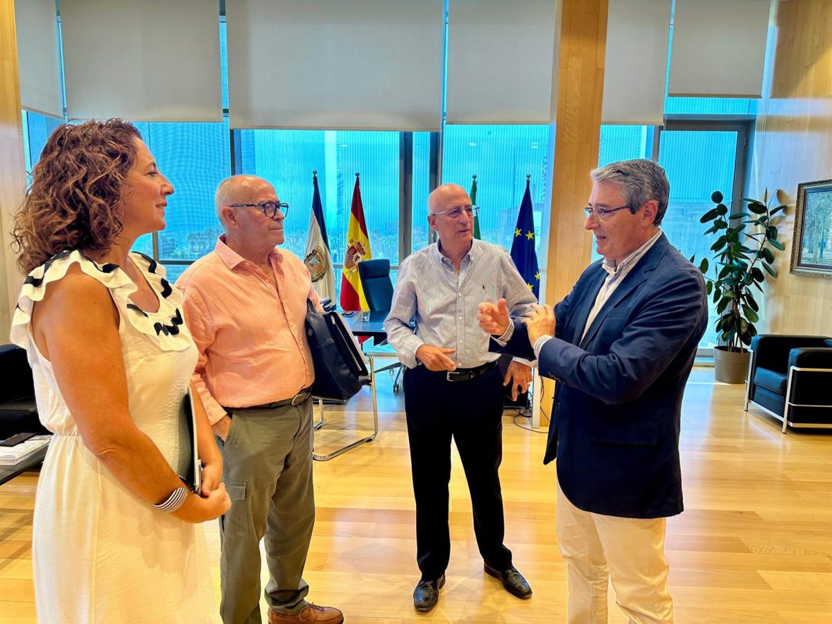 La Diputación se suma al Teléfono de la Esperanza en la celebración de su 50 aniversario en Málaga - Telefono Esperanza El presidente de la Diputación, Francisco Salado, acompañado por la vicepresidenta de Ciudadanía y Equilibrio Territorial, Antonia Ledesma, recibe en la sede de la Diputación al presidente en Málaga del Teléfono de la Esperanza, Juan Sánchez Porras.