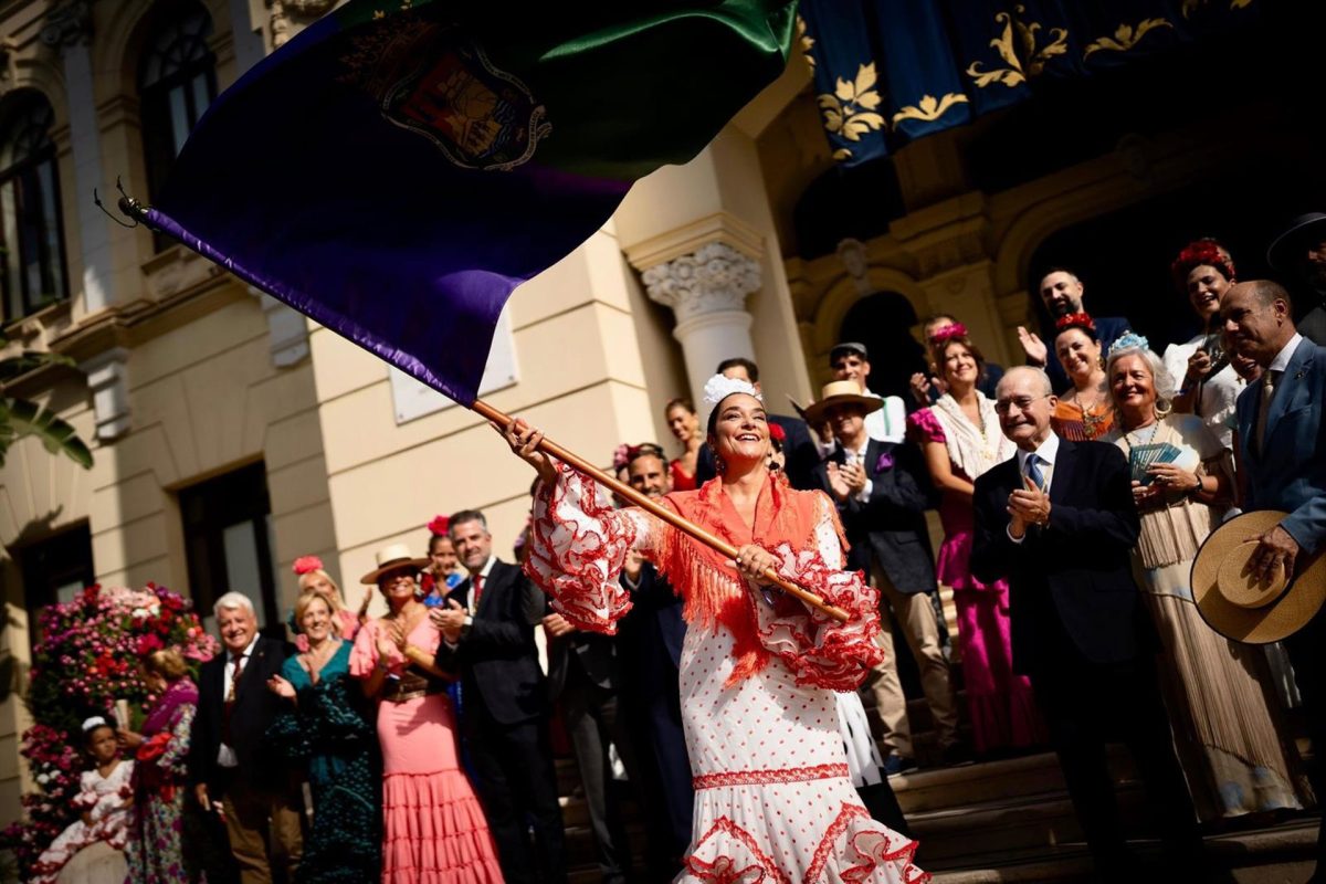 Málaga peregrina en la romería de la Victoria, con Toñi Moreno como abanderada - Toni Moreno La abanderada de la Feria, Toñi Moreno, en las puertas del Ayuntamiento, con motivo de la Romería al Santuario de la Victoria
