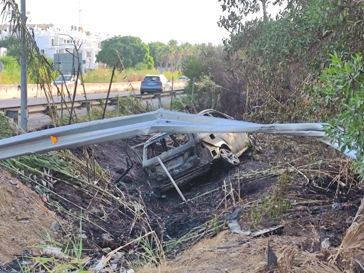 Un nuevo accidente en la rotonda de Las Hormigas en Estepona deja un vehículo calcinado - accidente estepona coche calcinado accidente estepona coche calcinado