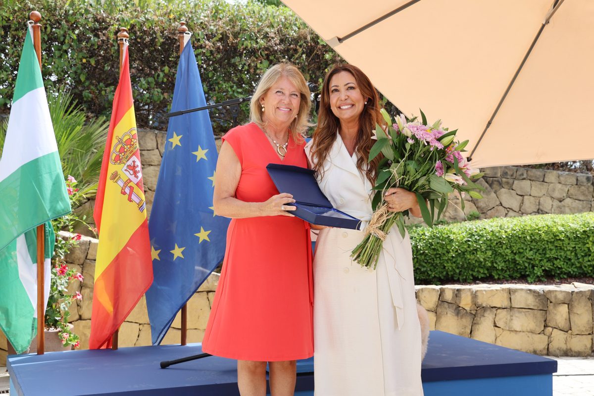 Marbella rinde homenaje a María Bravo: “Una mujer que representa lo mejor de nuestra ciudad” - angeles munoz eva longoria angeles muñoz eva longoria
