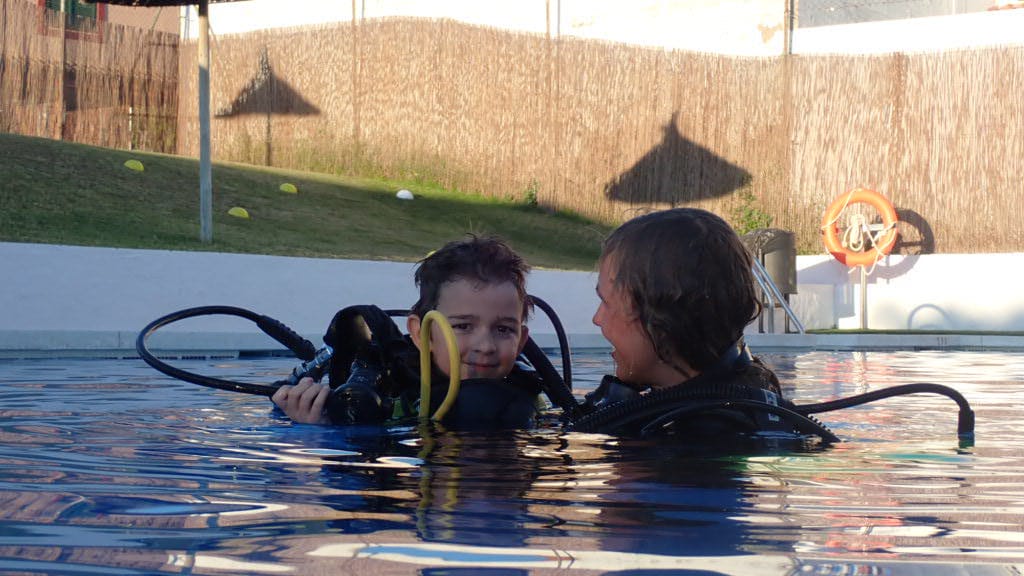 Casares te invita a tu primera experiencia de buceo en piscina: reserva tu plaza - bautismo buceo piscina ninos casares secadero bautismo buceo piscina ninos casares secadero