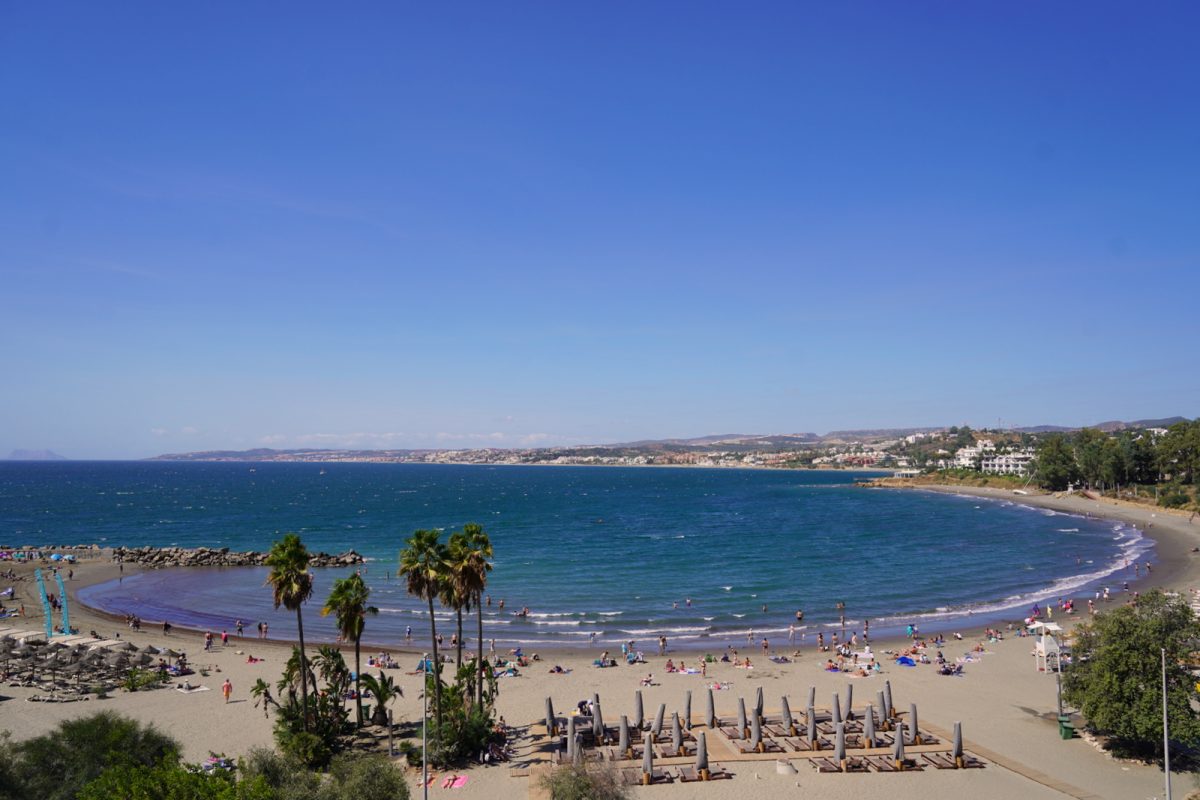Fin de semana estable y primaveral en la Costa del Sol antes de la llegada de lluvias a mediados de semana - vista playa de El Cristo en Estepona vista playa de El Cristo en Estepona