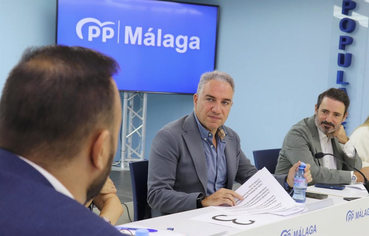 Bendodo acusa a Sánchez de "prometer y desaparecer" en Málaga: "No vamos a dar tregua al Gobierno" - Bendodo El vicesecretario de Política Autonómica, Local y Análisis Electoral del PP y diputado por Málaga de la formación en el Congreso, Elías Bendodo, junto al secretario general de los 'populares' de Málaga, José Ramón Carmona