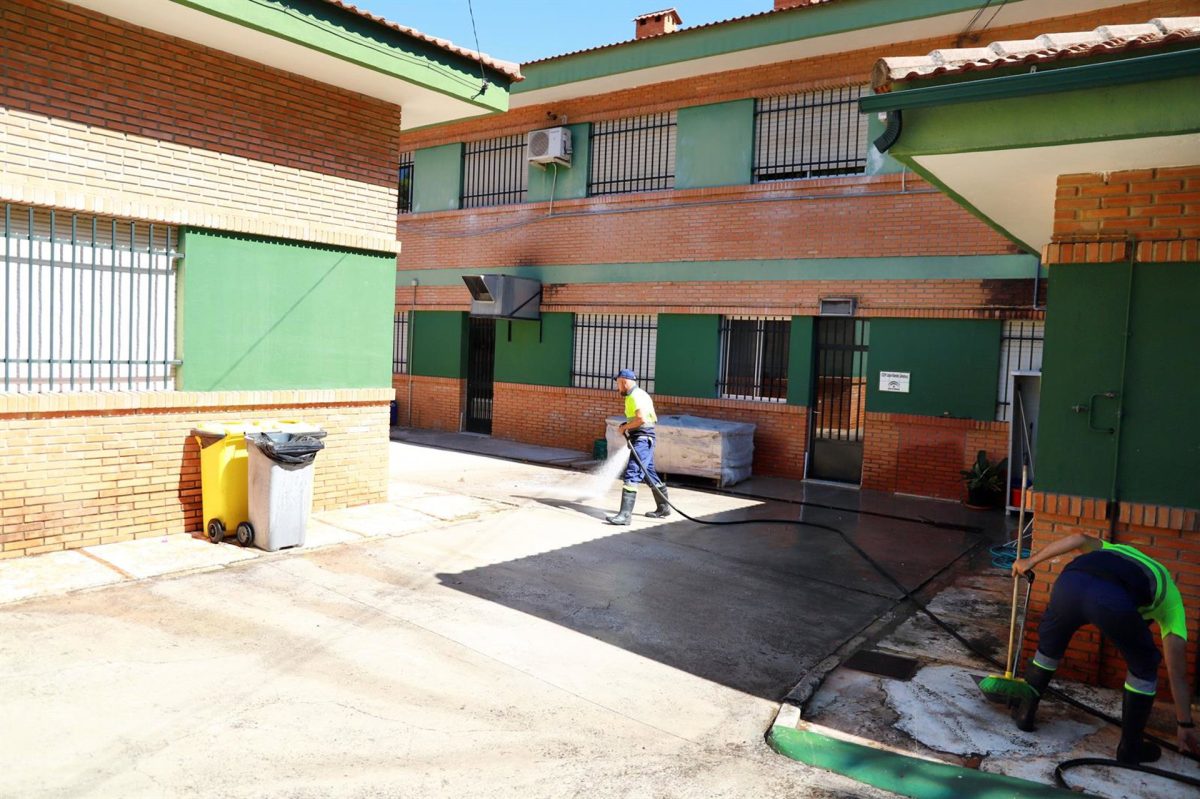 Marbella ejecuta un dispositivo especial de limpieza en colegios y guarderías para el inicio del curso escolar - Colegio Marbella Tareas del Ayuntamiento en los centros escolares de Marbella.