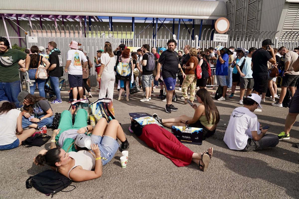 Carreras y reclamaciones marcan el "descontrol" de la entrada a la Cómic-Con este sábado: "Está abarrotado" - Comic Con Malaga Asistentes a la tercera jornada de la San Diego Comic-Con en Málaga, a 27 de septiembre de 2025 en Málaga (Andalucía, España).