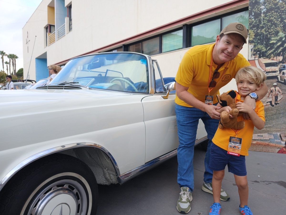 Un evento para reencontrarse: Torremolinos acoge una gran concentración de coches clásicos - Concentracion coches clasicos Eduardo hijo