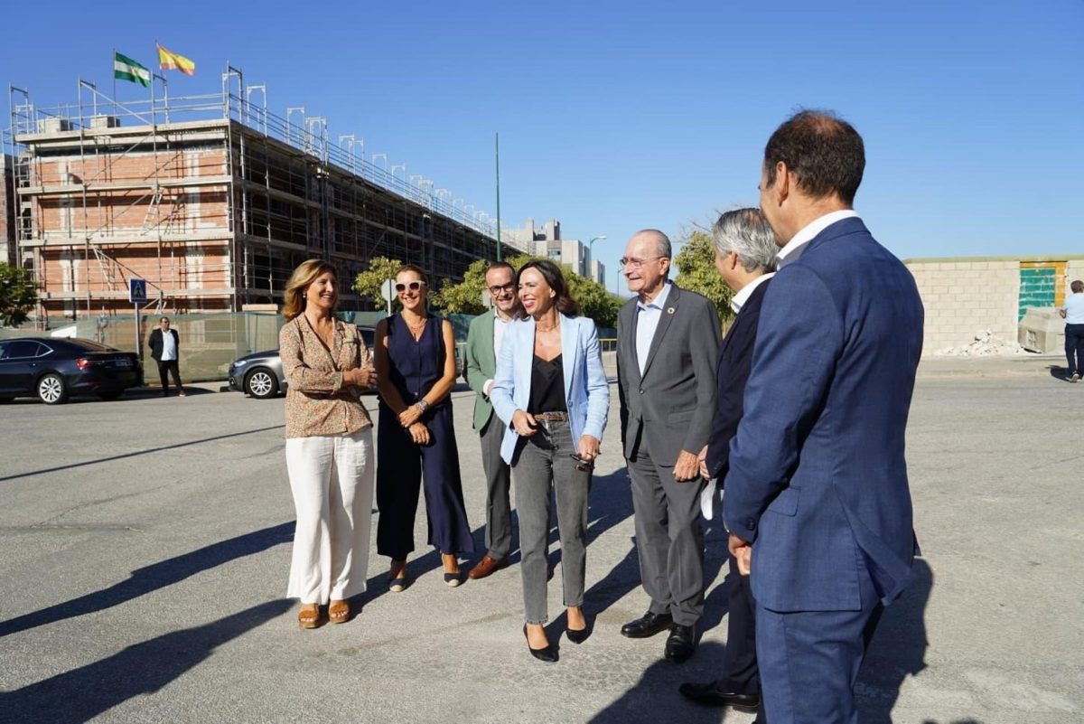 La Junta asegura que la Ley de Vivienda andaluza ofrecerá soluciones "efectivas" al reto de la vivienda - Consejera Vivienda La consejera de Fomento, Articulación del Territorio y Vivienda, Rocío Díaz, en su visita a las viviendas de Málaga