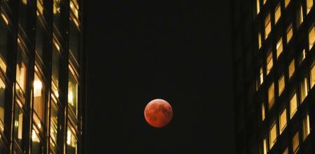 Un eclipse lunar, visible entre rascacielos el 14 de marzo en Chicago Kiichiro Sato / Ap-LaPresse
