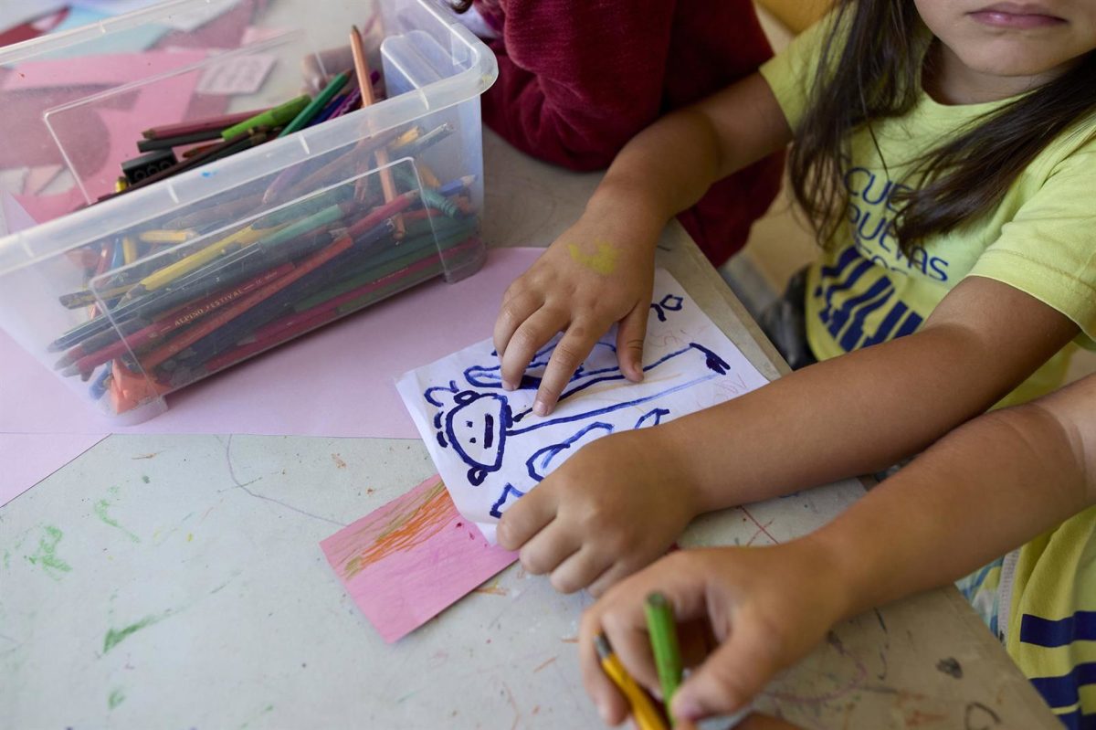Las 23 escuelas de verano de la provincia atienden a cerca de 1.300 menores de zonas desfavorecidas - Escuela infantil verano Una niña en una actividad durante el verano