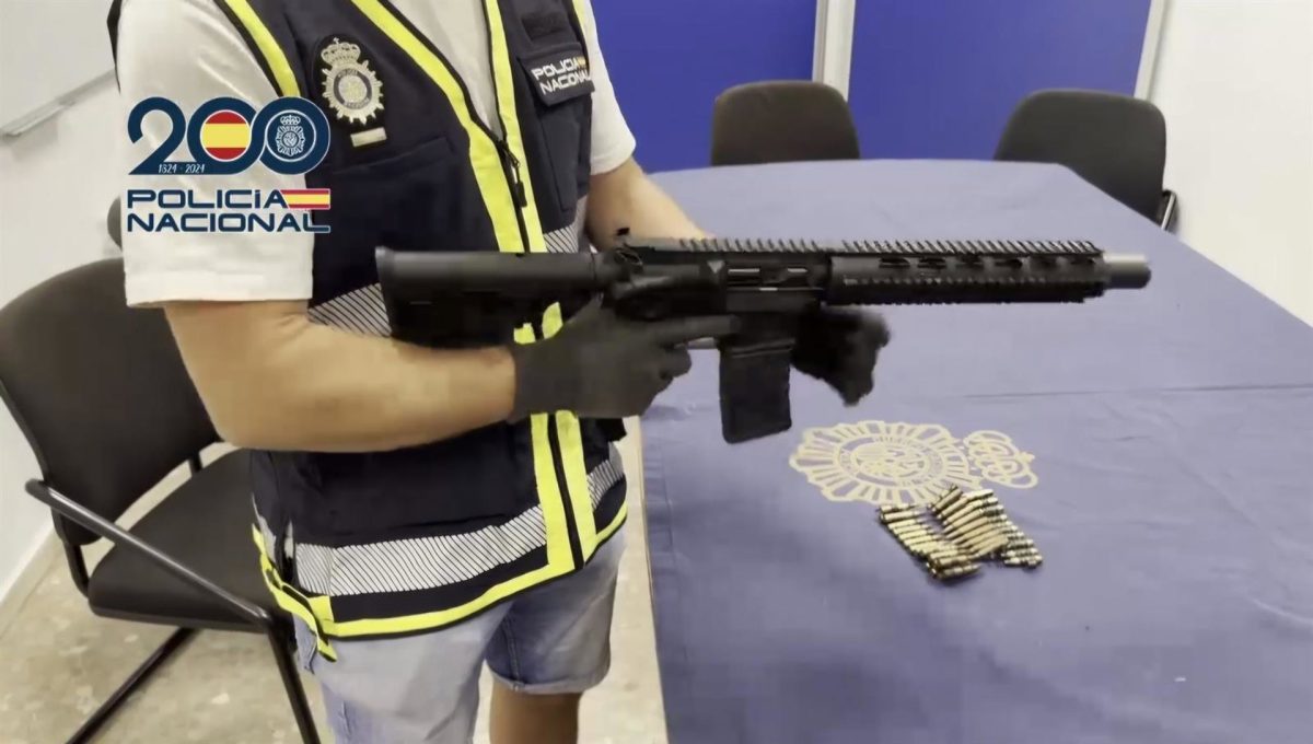 Policía sospecha que el sicario de 17 años de Málaga confirma tendencia de la Mocro Maffia de reclutar a menores - Fusil de asalto Fusil de asalto usado por un sicario menor de edad que asesinó a un holandés de 25 años en Fuengirola en diciembre de 2024