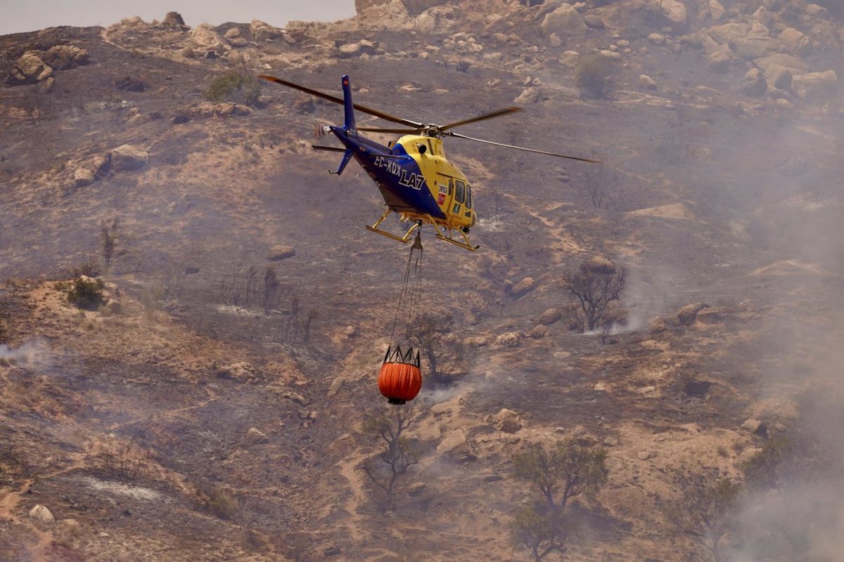 El Plan Infoca da por extinguido el incendio declarado en el municipio de Alcaucín - Helicoptero super Puma Un helicóptero Súper Puma interviene en un incendio forestal en la provincia de Málaga, en una imagen de archivo.