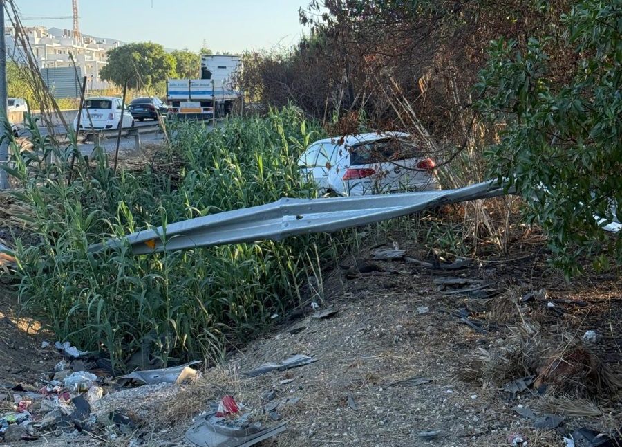 La “rotonda negra” de Estepona suma otro accidente: un coche se sale de la vía de madrugada - Imagen de WhatsApp 2025 09 23 a las 14.33.40 17802a60 e1758631158171 Nuevo accidente en la rotonda de Las Hormigas, Estepona.