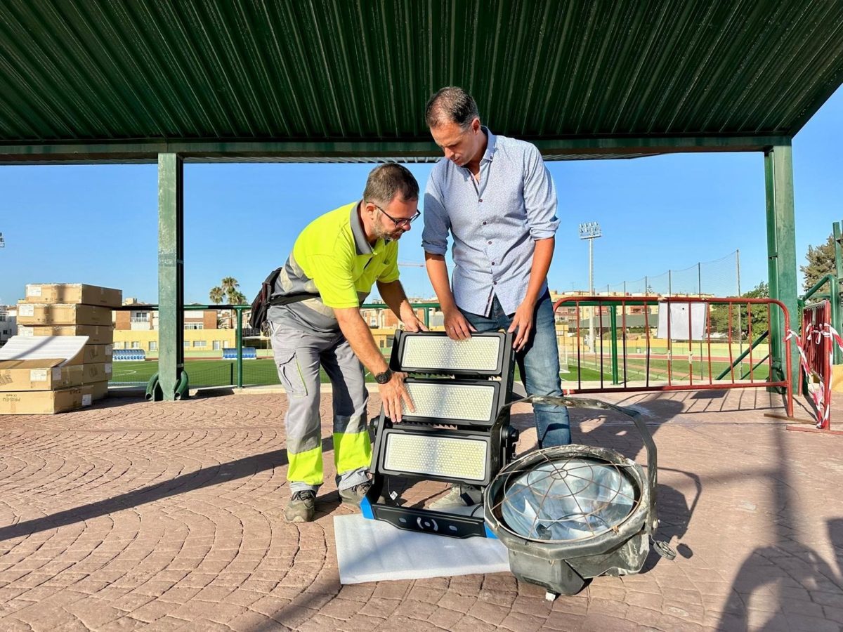 Fuengirola renueva con iluminación LED el campo de fútbol y la pista de atletismo del Elola - Julio Rodriguez El concejal Julio Rodríguez revisa las nuevas luminarias junto a un técnico municipal
