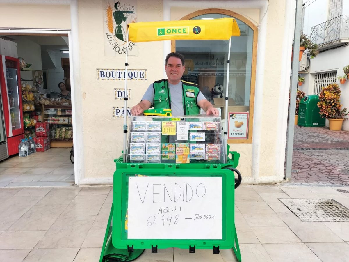 La ONCE reparte 815.000 euros en Estepona: un cupón premiado con medio millón y nueve con 35.000 - Manuel Barbero ONCE Estepona Manuel Barbero ONCE Estepona