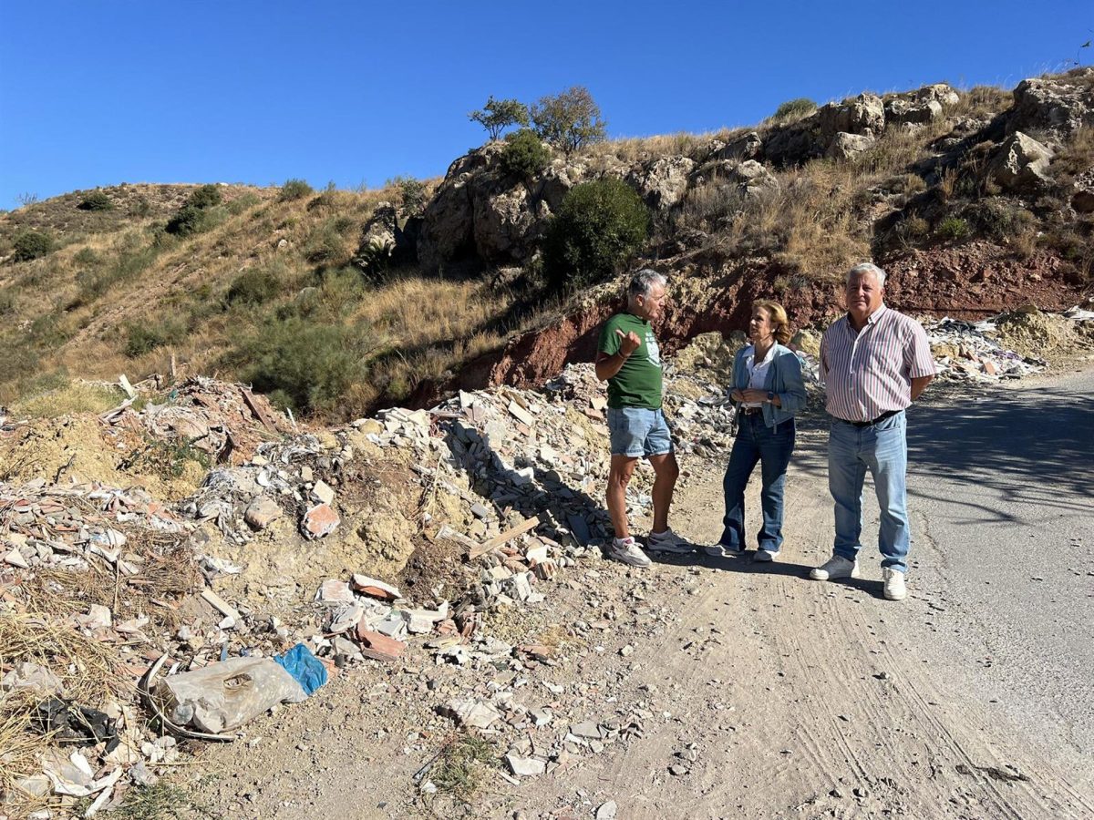 Los socialistas denuncian que el abandono del Monte Coronado "agrava el peligro en caso de incendio" - Monte Coronado La viceportavoz socialista en el Ayuntamiento de Málaga, Begoña Medina, Salvador Trujillo, responsable de seguridad y del distrito Palma-Palmilla en el grupo socialista, y Manolo Recio, vecino de la ciudad, en Monte Coronado.
