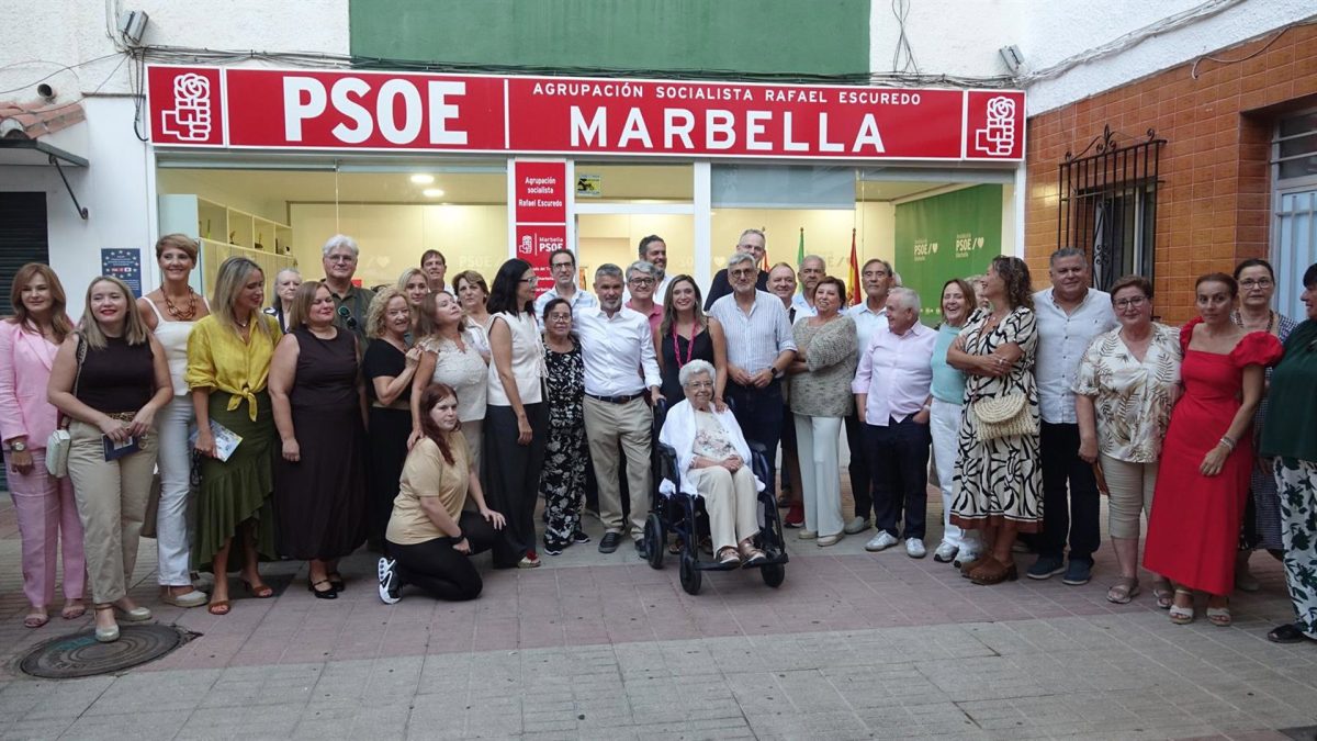 El PSOE reivindica el papel de la militancia en Marbella y destaca las sedes como espacios de encuentro - Sede PSOE Marbella Foto de familia de la reinauguración de la sede del PSOE en Marbella.