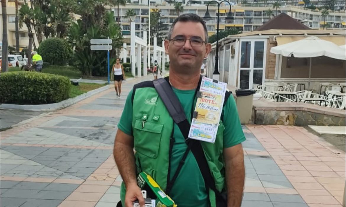 Dos torremolinenses pueden tener 70.000 euros en el bolsillo gracias la ONCE - TORREMOLINOS ONCE PREMIO e1758015920882 Vendedor de la ONCE que ha dado el premio en Torremolinos