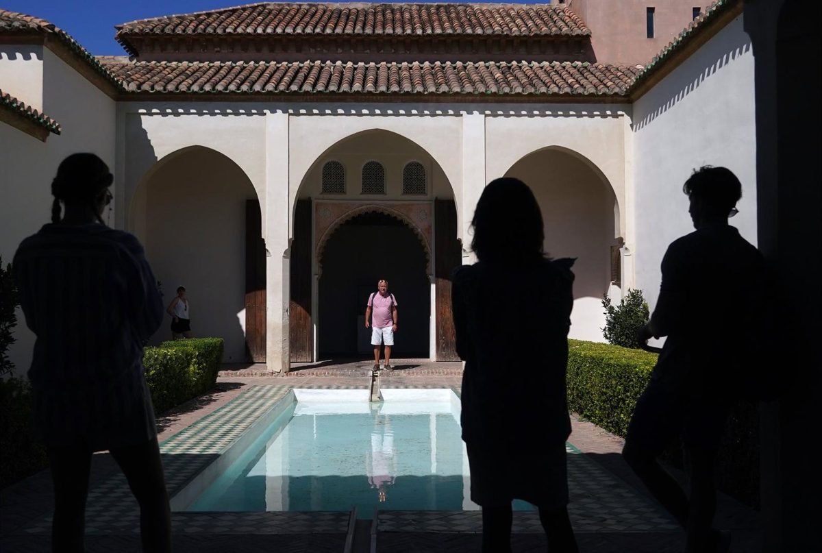Málaga acoge un taller sobre la gestión del dato en el sector turístico - Turismo Malaga Turistas disfrutan visitando los monumentos de Málaga capital.