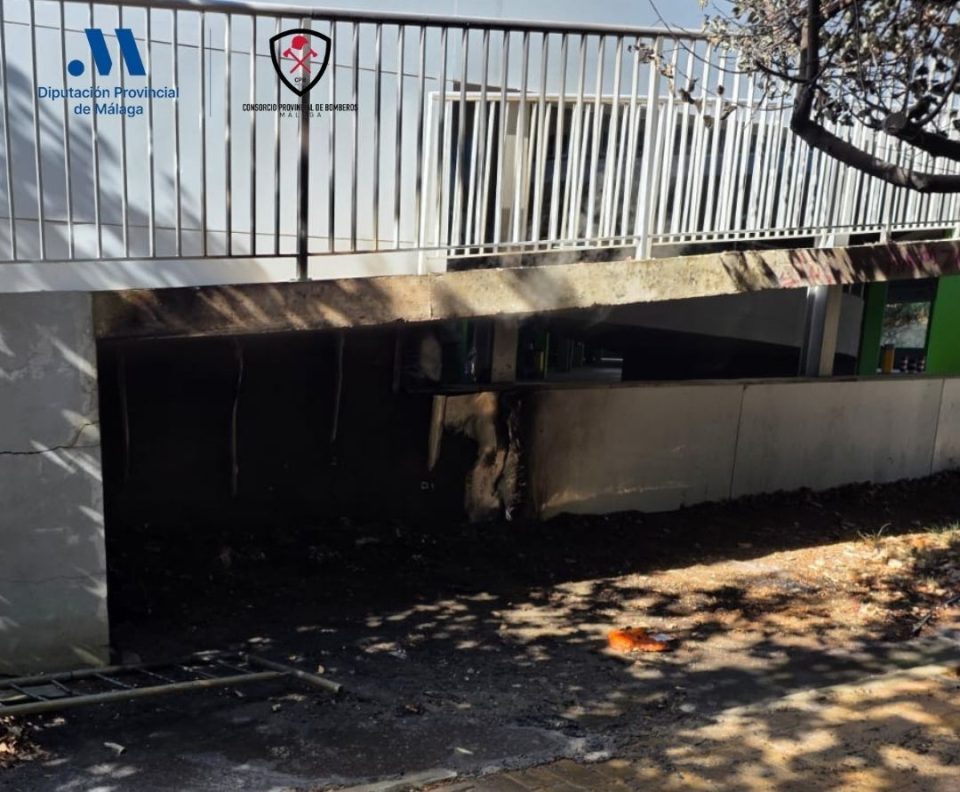 La basura acumulada en un parking de Estepona provoca un incendio - incendio parking estepona e1756800952557 incendio parking estepona
