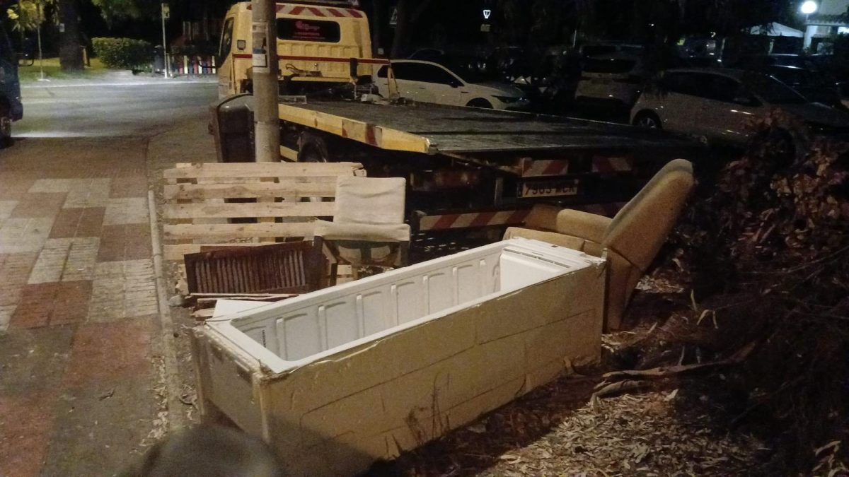 Denuncian el abandono de muebles en las calles de Marbella - muebles basura marbella limpieza muebles basura marbella limpieza