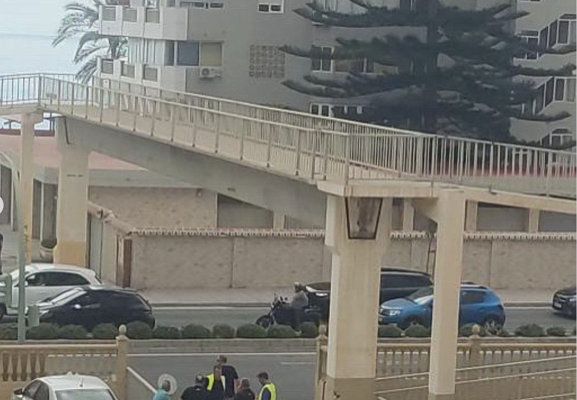 Corte de tráfico en la avenida de Las Gaviotas de Fuengirola este miércoles 17: aquí el motivo - pasarela avenida las gaviotas fuengirola Pasarela de la avenida Las Gaviotas en Fuengirola