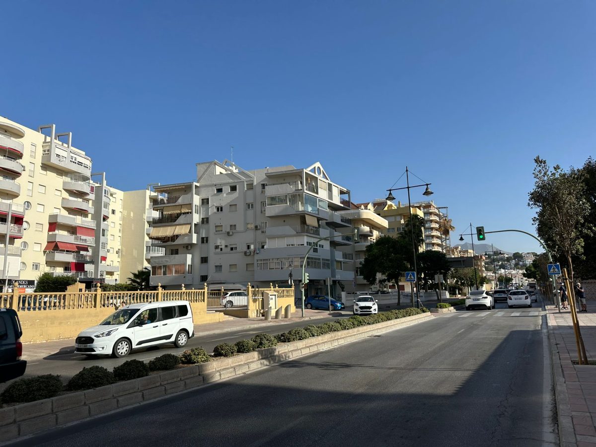 Así luce la avenida de Las Gaviotas de Fuengirola tras la demolición de la vieja pasarela de la N-340 - Aspecto de la avenidad de Las Gaviotas tras la eliminacion del paso peatonal Aspecto de la avenidad de Las Gaviotas tras la eliminación del paso peatonal