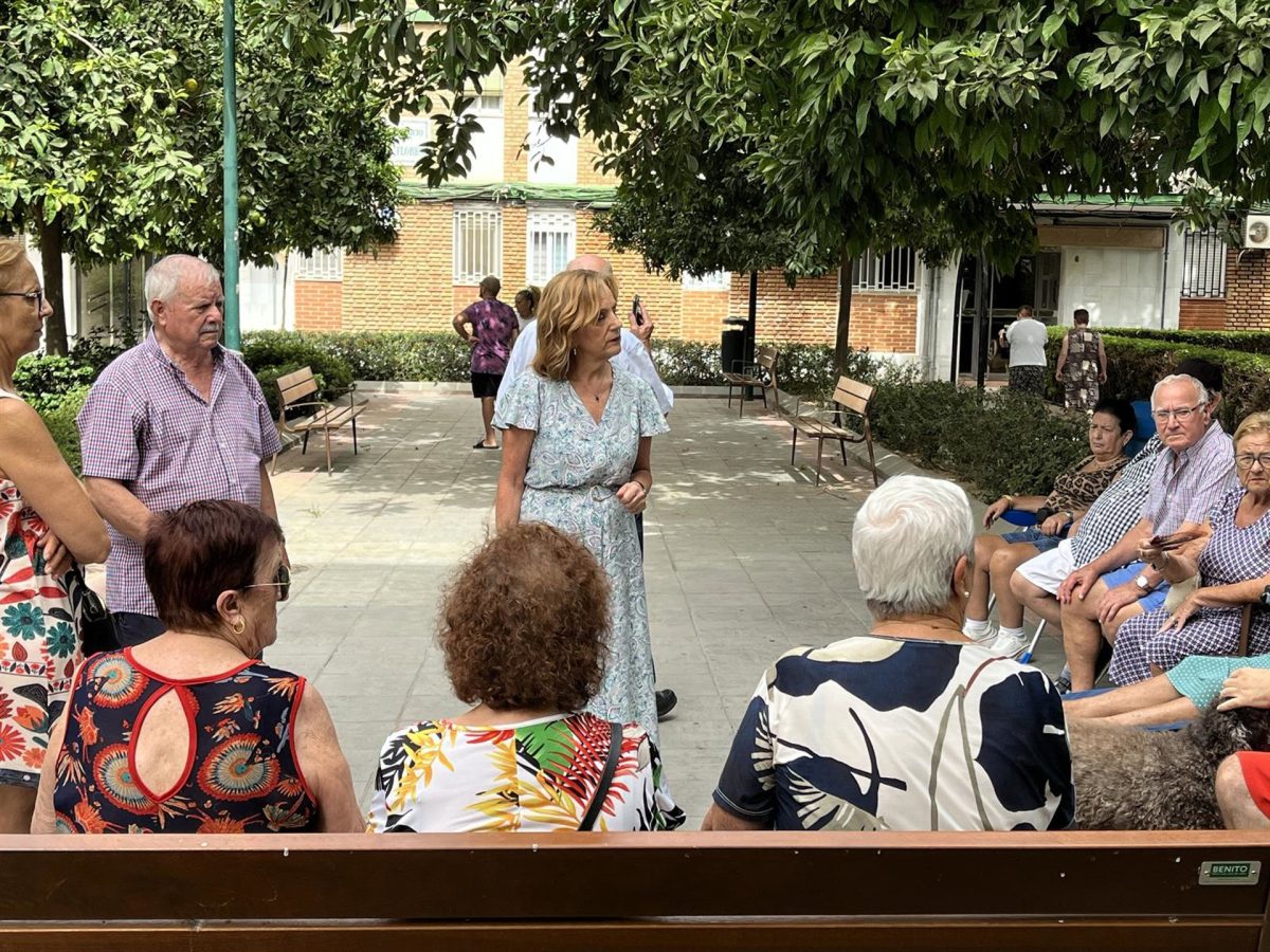 El PSOE critica el abandono del arbolado de Málaga y la proliferación de plagas por falta de desinsectación - Begona Medina PSOE La viceportavoz del grupo socialista en el Ayuntamiento, Begoña Medina, junto a vecinos de Málaga