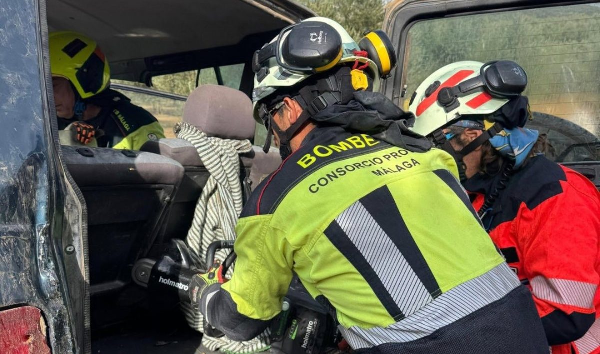 Un herido excarcelado y evacuado tras la colisión de un coche y un camión en Villanueva del Rosario - Bomberos recorte Bomberos del CPB de la Diputación intervienen tras una colisión entre un coche y un camión en la MA-224 en Villanueva del Rosario