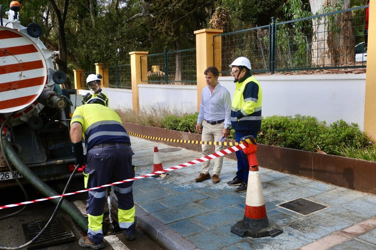 Marbella limpia el 80% de los imbornales programados y refuerza la prevención ante episodios de lluvias - Limpieza imbornales Marbella Limpieza de imbornales y cauces en Marbella.