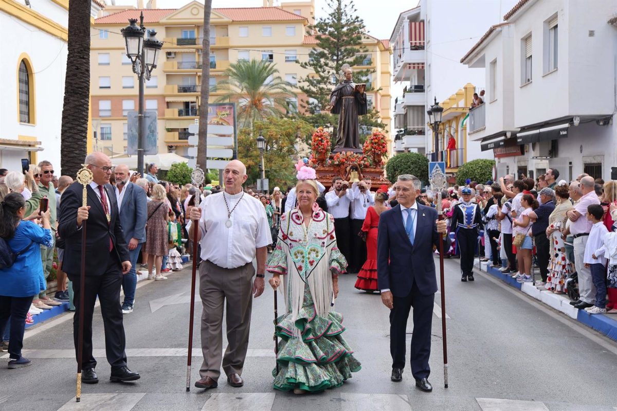 La alcaldesa de Marbella valora la "implicación" ciudadana en el día de su Santo Patrón - Marbella patron La alcaldesa de Marbella, Ángeles Muñoz, presente en el día del Santo Patrón de San Pedro Alcántara.