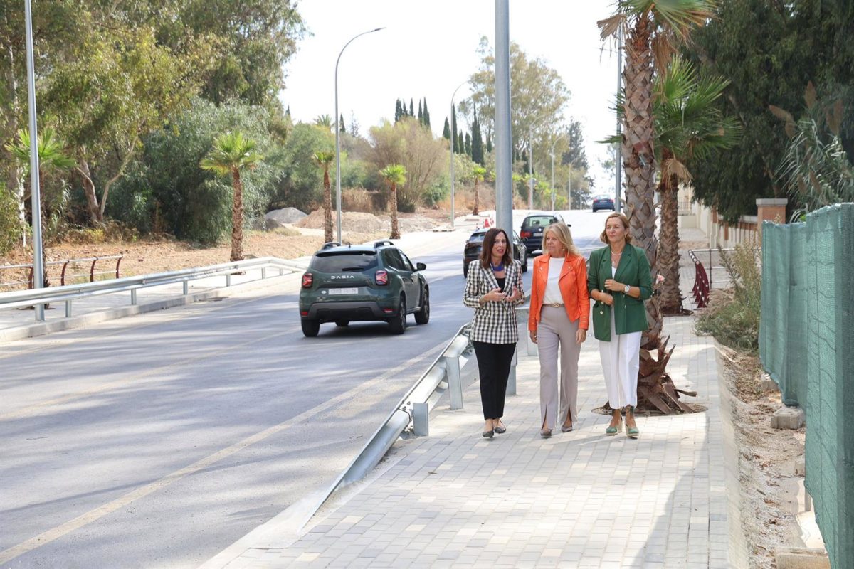 El Ayuntamiento de Marbella y la Junta invierten 4,7 millones de euros en las obras de la carretera de Istán - Munoz y Diaz La alcaldesa de Marbella, Ángeles Muñoz, y la consejera de Fomento, Articulación del Territorio y Vivienda de la Junta de Andalucía, Rocío Díaz, visitando las obras de la carretera de Istán.