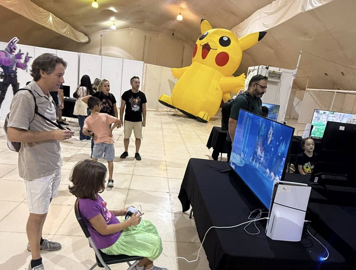 Estepona ofrece dos jornadas para disfrutar de todo tipo de videojuegos - Videojuego horizontal Una niña disfruta videojuego