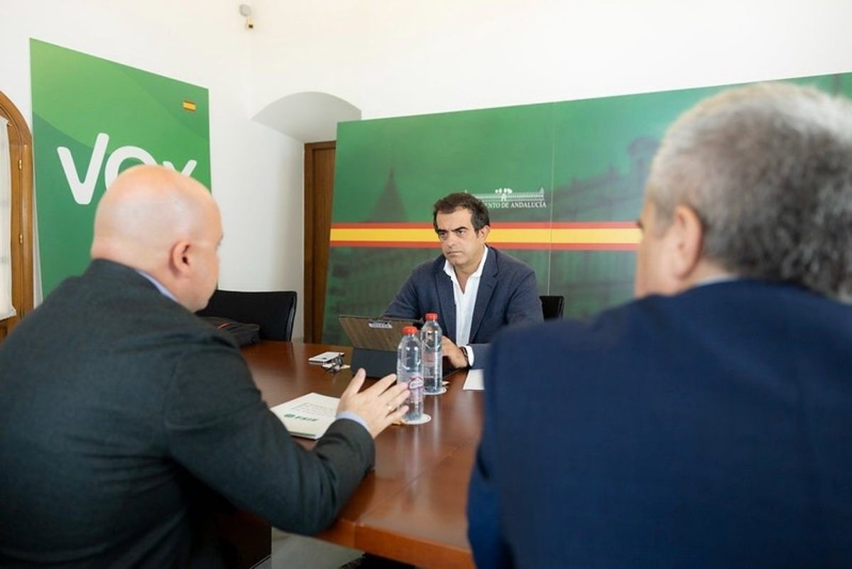 Vox se reúne con FSIE para abordar "la situación crítica" de la enseñanza concertada en Málaga - Vox Malaga El diputado de Vox en Andalucía por Málaga, Antonio Sevilla, se reunúe con la Federación de Sindicatos Independientes de Enseñanza (FSIE)