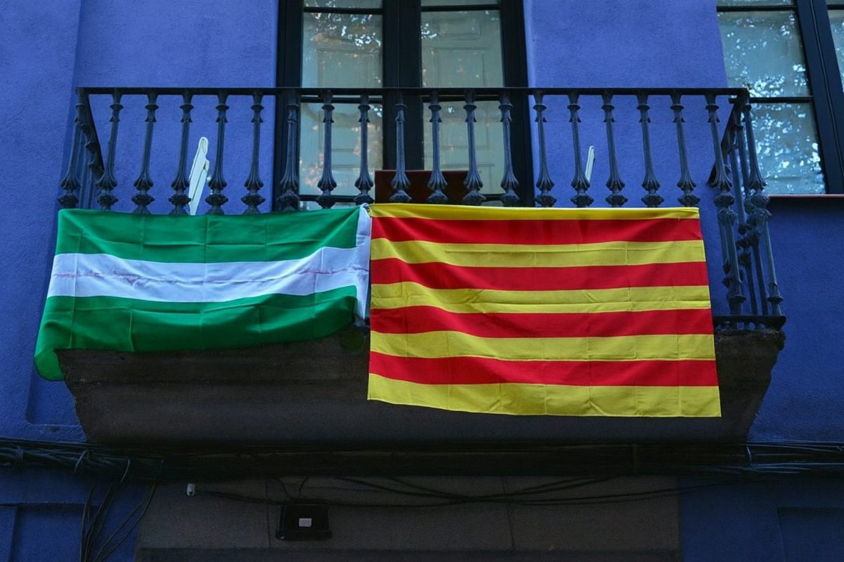 Más del 60% de los andaluces rechazan perdonar la deuda a Cataluña, según el Barómetro Andaluz - cataluna andalucia banderas balcon cataluña andalucia banderas balcon